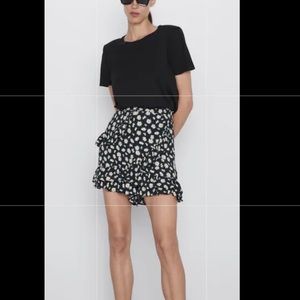 😍Zara Black floral print Skort